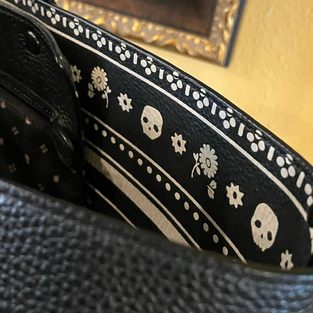 COACH Skull Bandana Print Market Leather Tote W/UNBRANDED Striped Scarf Accent - Picture 5 of 17